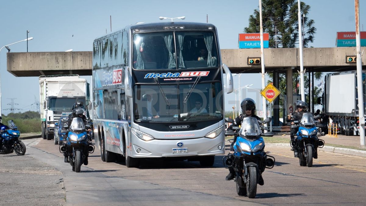 La delegación del Club Atlético Colón cruzó el Túnel Subfluvial para jugar en Santa Fe ante Argentinos Juniors.