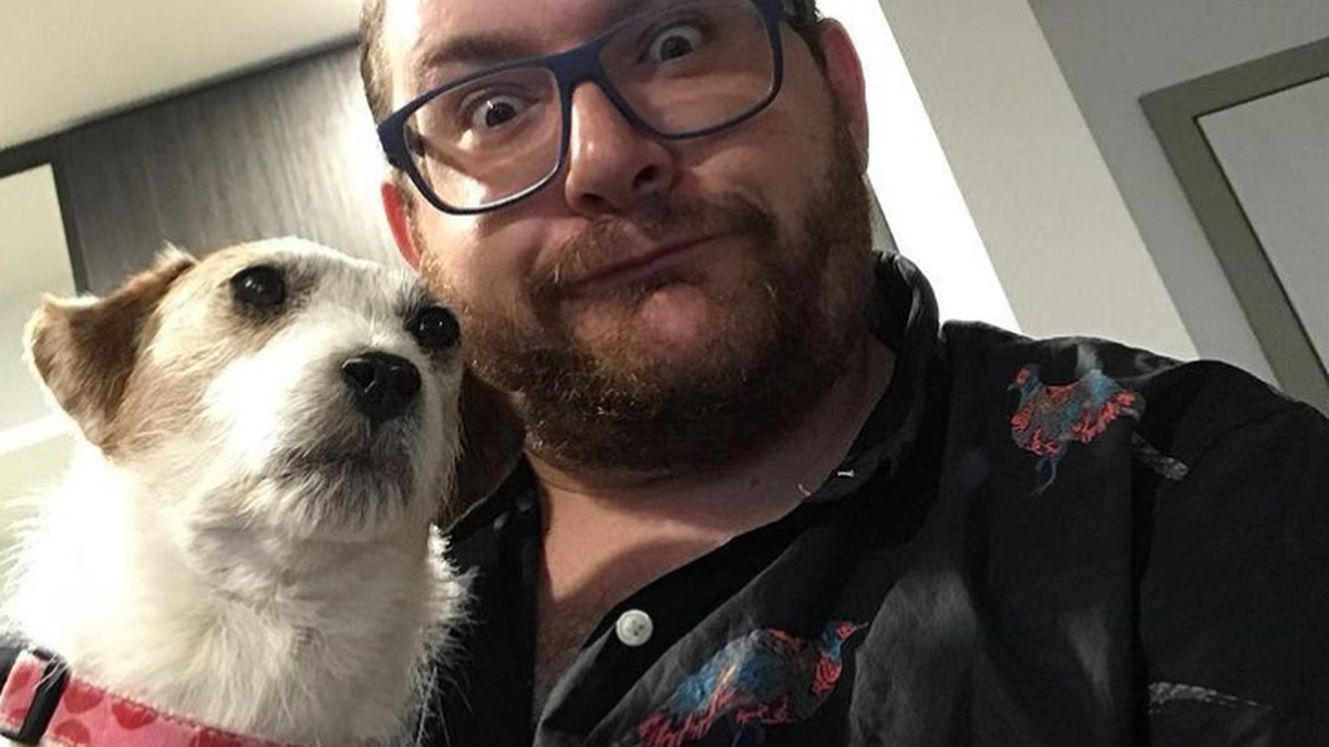 Video viral: joven viaja con su perra disecada desde 2018.