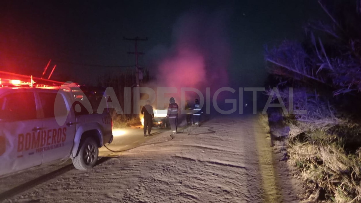 Un automóvil Chevrolet Corsa, modelo 2016, quedó completamente destruido tras incendiarse en Av. General Paz. Un automóvil Chevrolet Corsa, modelo 2016, quedó completamente destruido tras incendiarse en Av. General Paz.