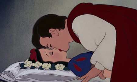 ¿No estamos ya de acuerdo en que el tema del consenso en los primeros filmes de Disney es un aspecto problemático? ¿Y que enseñar a los niños que besar a una persona, si ambos no están de acuerdo, no está bien? ¿No estamos ya de acuerdo en que el tema del consenso en los primeros filmes de Disney es un aspecto problemático? ¿Y que enseñar a los niños que besar a una persona, si ambos no están de acuerdo, no está bien?