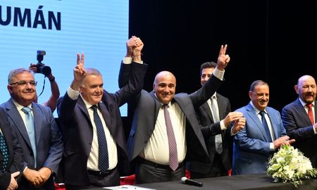 Así volvía Manzur a su puesto de gobernador en Tucumán, tras dejarlo temporalmente para ser jefe de Gabinete de la Nación. Así volvía Manzur a su puesto de gobernador en Tucumán, tras dejarlo temporalmente para ser jefe de Gabinete de la Nación.