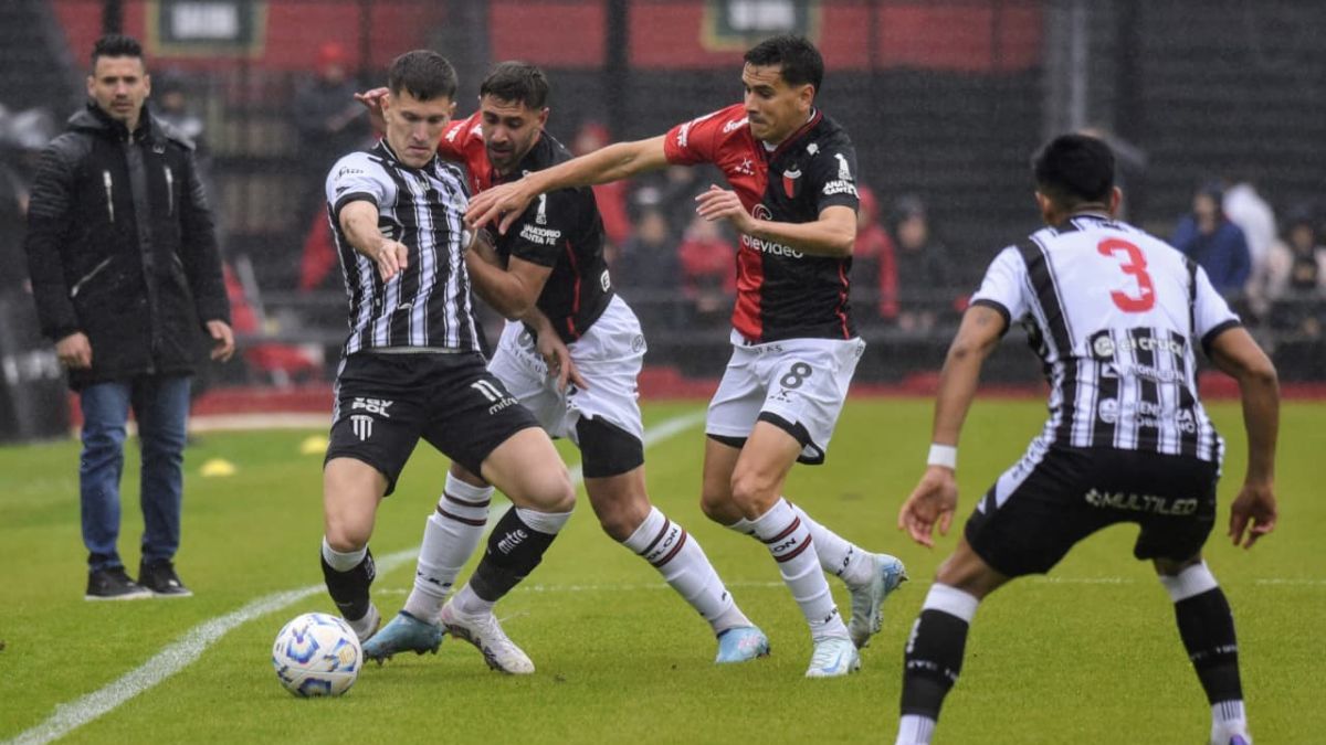 Colón y Gimnasia de Mendoza se miden en una lluviosa tarde en el Brigadier López.