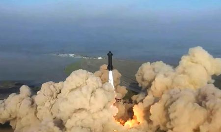 La Starship hizo un deslumbrante despegue gracias al cohete Super Heavy, pero explotó a los pocos minutos de lanzarse. La Starship hizo un deslumbrante despegue gracias al cohete Super Heavy, pero explotó a los pocos minutos de lanzarse.
