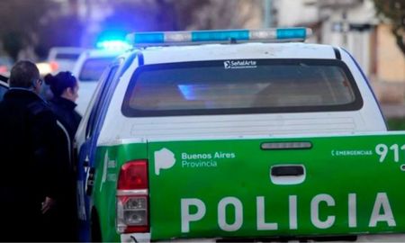 Un policía fue atacado por dos motochorros en un tiroteo, luego que de intentaran robarle su auto. Un policía fue atacado por dos motochorros en un tiroteo, luego que de intentaran robarle su auto.