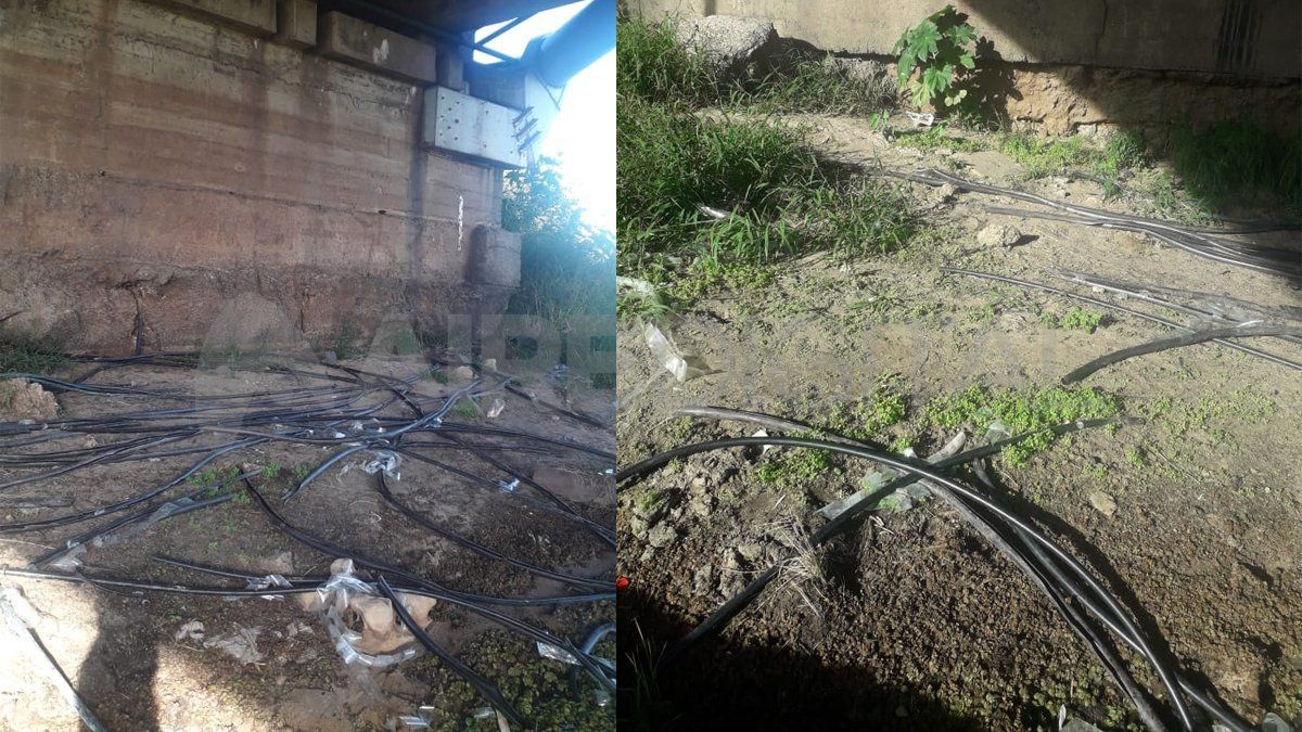 Debajo del puente que hay en la zona, se encuentran los restos de los cables vandalizados.