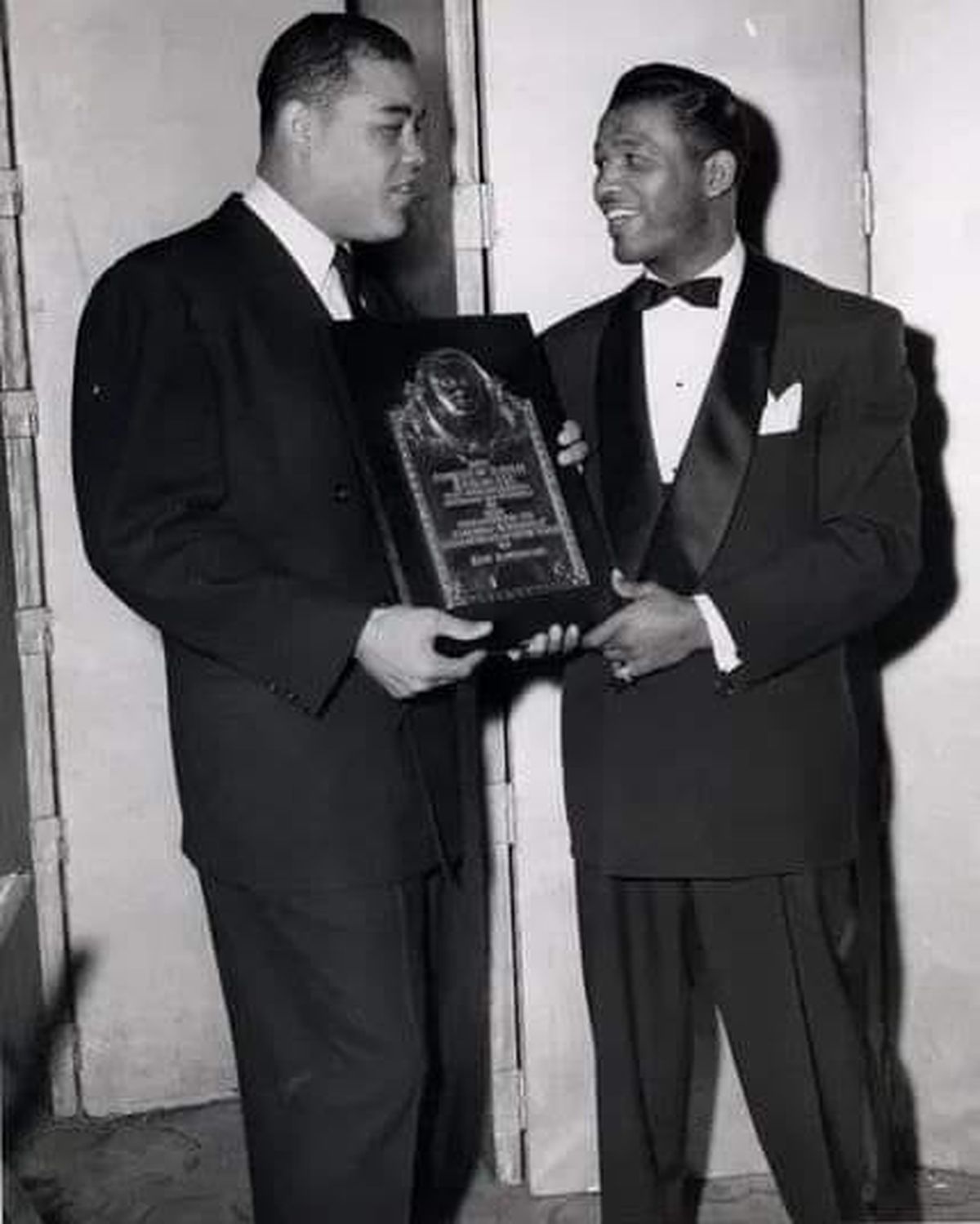 A lo largo de su carrera, Sugar Ray Robinson recibió múltiples premios y distinciones. En la foto, el propio Joe Louis (que ya no era campeón mundial), le entrega el galardón que lo acreditaba como Mejor Boxeador de 1950. A lo largo de su carrera, Sugar Ray Robinson recibió múltiples premios y distinciones. En la foto, el propio Joe Louis (que ya no era campeón mundial), le entrega el galardón que lo acreditaba como Mejor Boxeador de 1950.