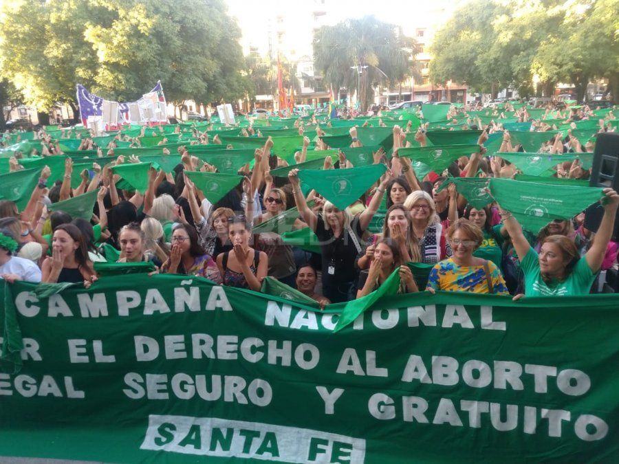 Miles de santafesinas pidieron con un pañuelazo que el aborto sea legal