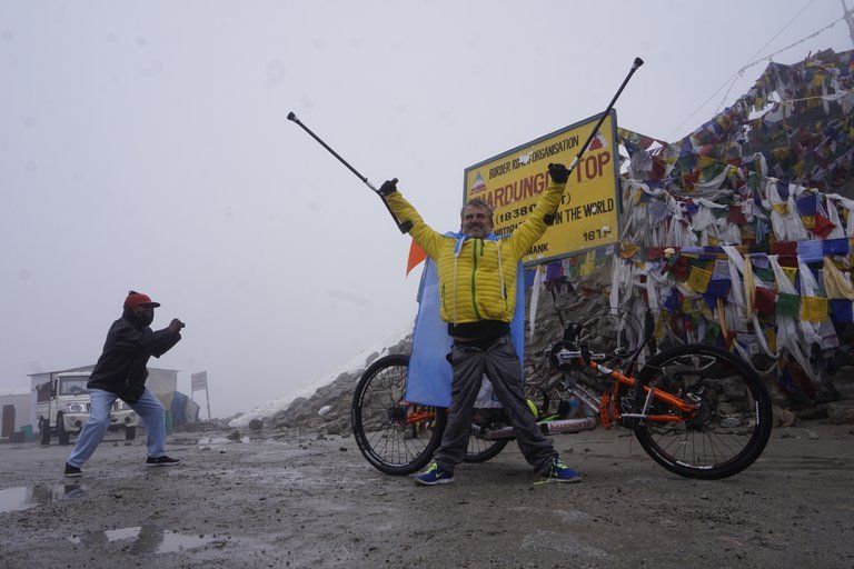 Tras once días de una increíble y exigente travesía por el Himalaya, Maggi llegó a la cima.