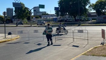 Cortes de tránsito y desvíos de colectivos por la renovación de caños de agua en el microcentro