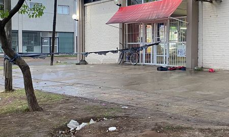 Un hombre de entre 30 a 35 años cayó herido de arma blanca frente a un local comercial en avenida Peñaloza y Gorriti.