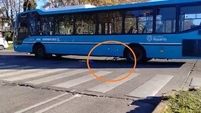 Grave accidente en Rosario: los impactantes videos del ciclista  atropellado por un colectivo en zona norte
