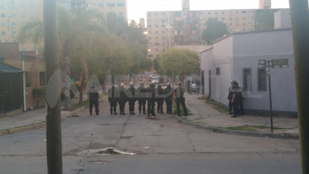 Personal policial intervino tras los desmanes que tuvieron lugar en barrio El Pozo tras el final del partido que protagonizaron los hinchas del Centro Cultural y Deportivo contra los jugadores y dirigentes de Argentinos de San Carlos.