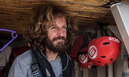 La increíble historia de vida del argentino que rescata refugiados del mar