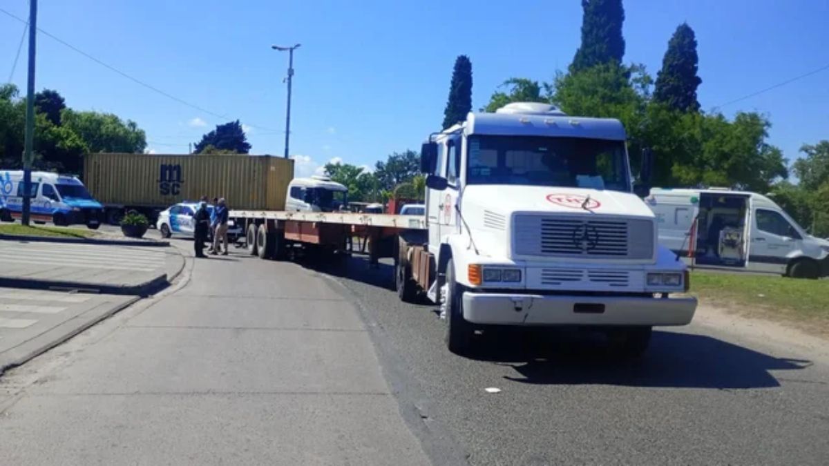 El choque entre el camión y la moto ocurrió en la rotonda de 122 y 60.