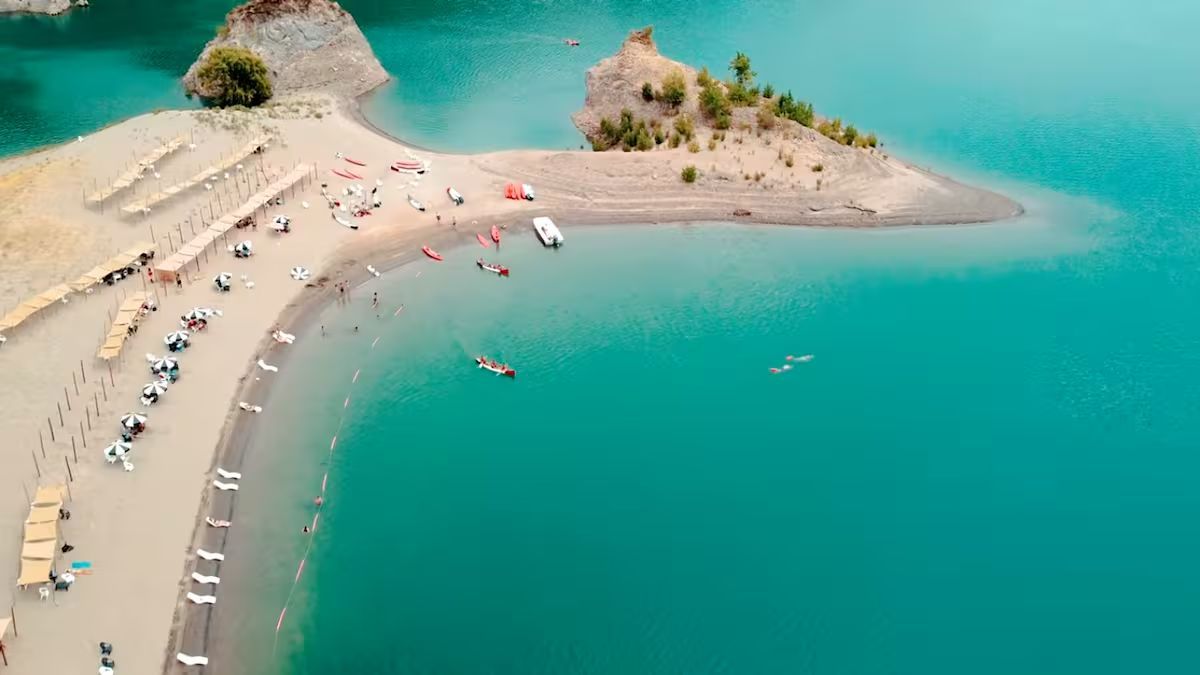 El dique Valle Grande funciona como un gigantesco espejo de agua que regula el cauce del río Atuel