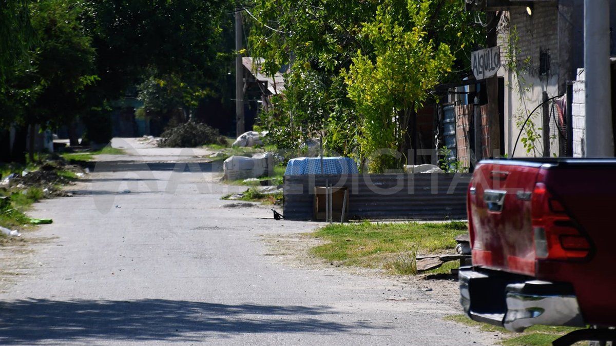 Las balas tuvieron como destinatarios a un grupo de personas que estaban sentadas en una vereda.