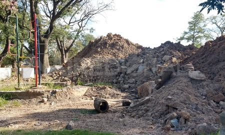 Los juegos y los árboles quedaron inutilizados por las montañas de tierra que dejó en el lugar la obra del Desagüe Espora. Los juegos y los árboles quedaron inutilizados por las montañas de tierra que dejó en el lugar la obra del Desagüe Espora.