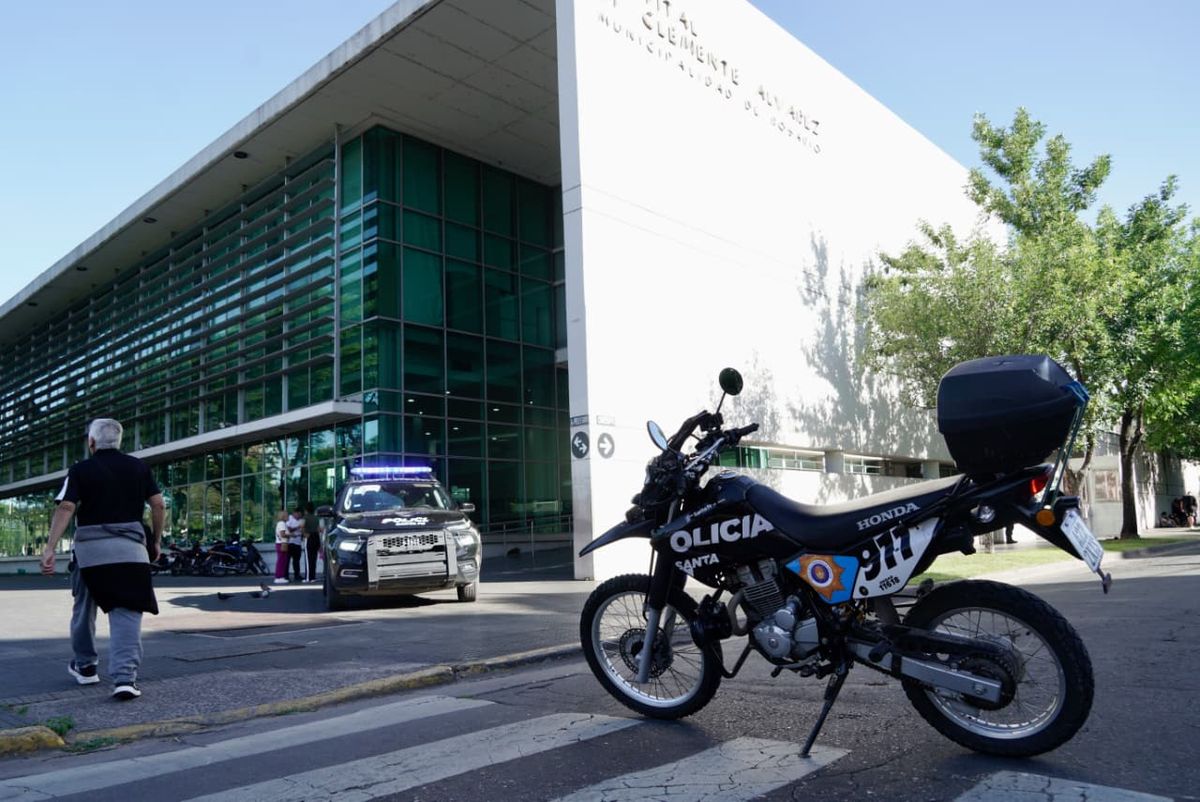 Al HECA ingresó Lisandro Roque A., domiciliado en Villa Gobernador Gálvez, con heridas de arma de fuego en el rostro y en el tórax.