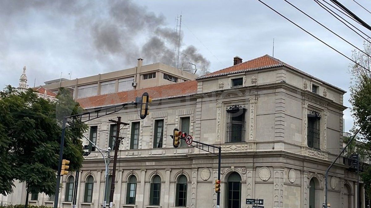 Las llamas y la cortina de humo de gran magnitud, se originaron en la cocina del rectorado.