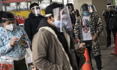 La pandemia avanza por el mundo. En la foto, ciudadanos de Perú protegen sus caras con máscaras. Es el país más afectado de América Latina. La pandemia avanza por el mundo. En la foto, ciudadanos de Perú protegen sus caras con máscaras. Es el país más afectado de América Latina.
