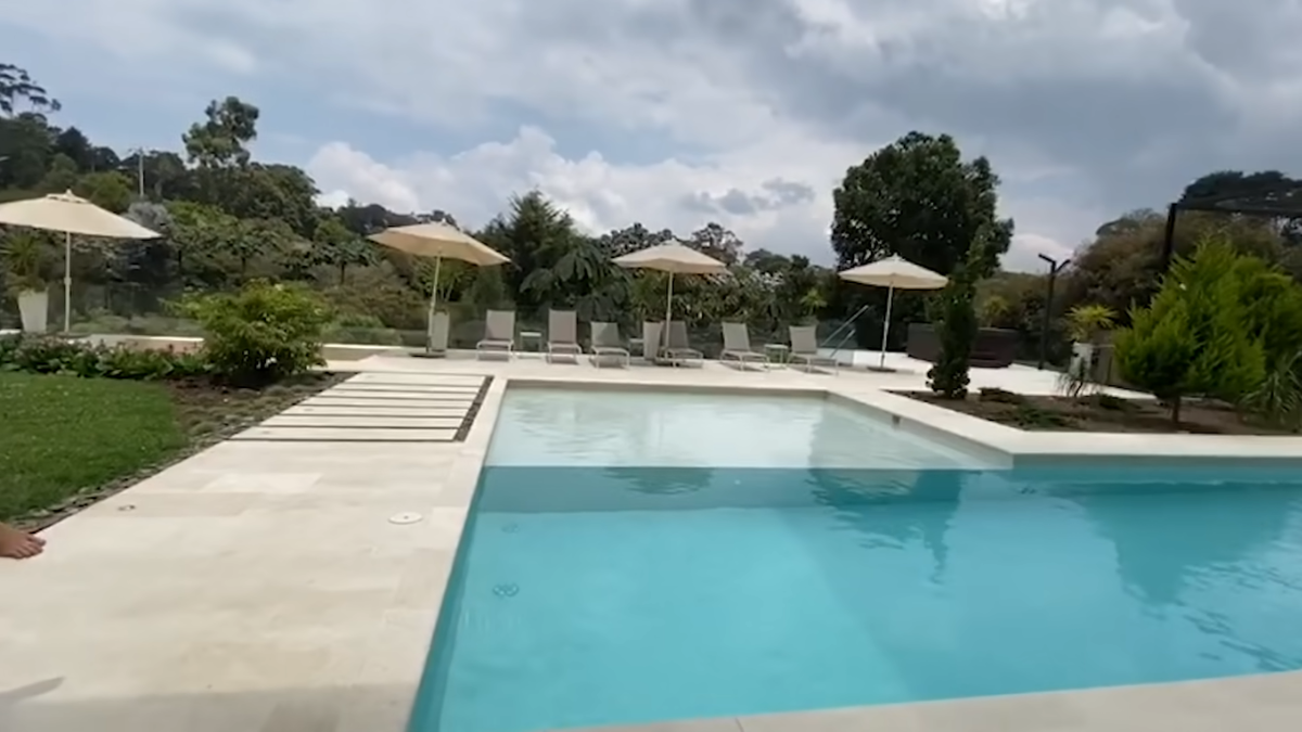 Maluma tiene una gran casa en Medellín, Colombia.