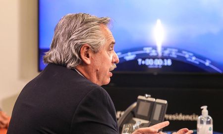 El presidente Alberto Fernández siguió el lanzamiento del Saocom 1B desde la Residencia de Olivos. La Argentina es uno de esos 10 países que son capaces de poner en órbita satélites como este, dijo con orgullo. El presidente Alberto Fernández siguió el lanzamiento del Saocom 1B desde la Residencia de Olivos. La Argentina es uno de esos 10 países que son capaces de poner en órbita satélites como este, dijo con orgullo.