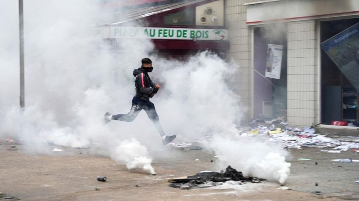 Los disturbios sacudieron las ciudades de toda Francia en la cuarta jornada de protestas por la muerte de un adolescente de 17 años a manos de la policía. Los disturbios sacudieron las ciudades de toda Francia en la cuarta jornada de protestas por la muerte de un adolescente de 17 años a manos de la policía.