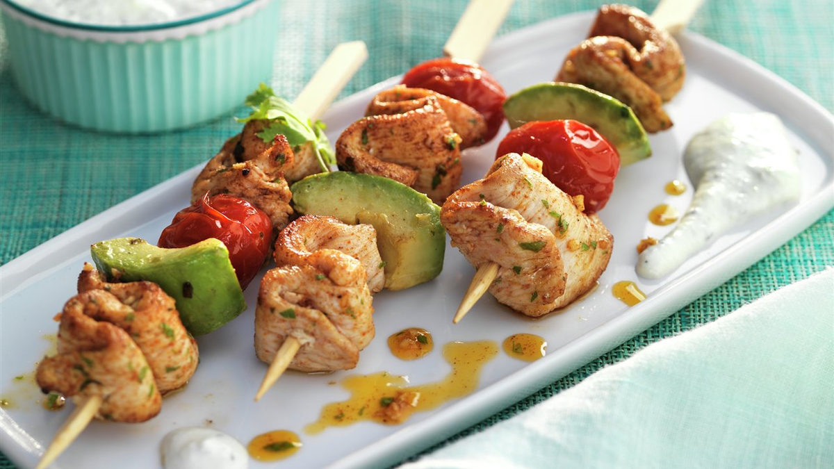 Las brochets de pollo y verduras son una excelente opción para hacer en casa y disfrutan en familia o con amigos. Las brochets de pollo y verduras son una excelente opción para hacer en casa y disfrutan en familia o con amigos.