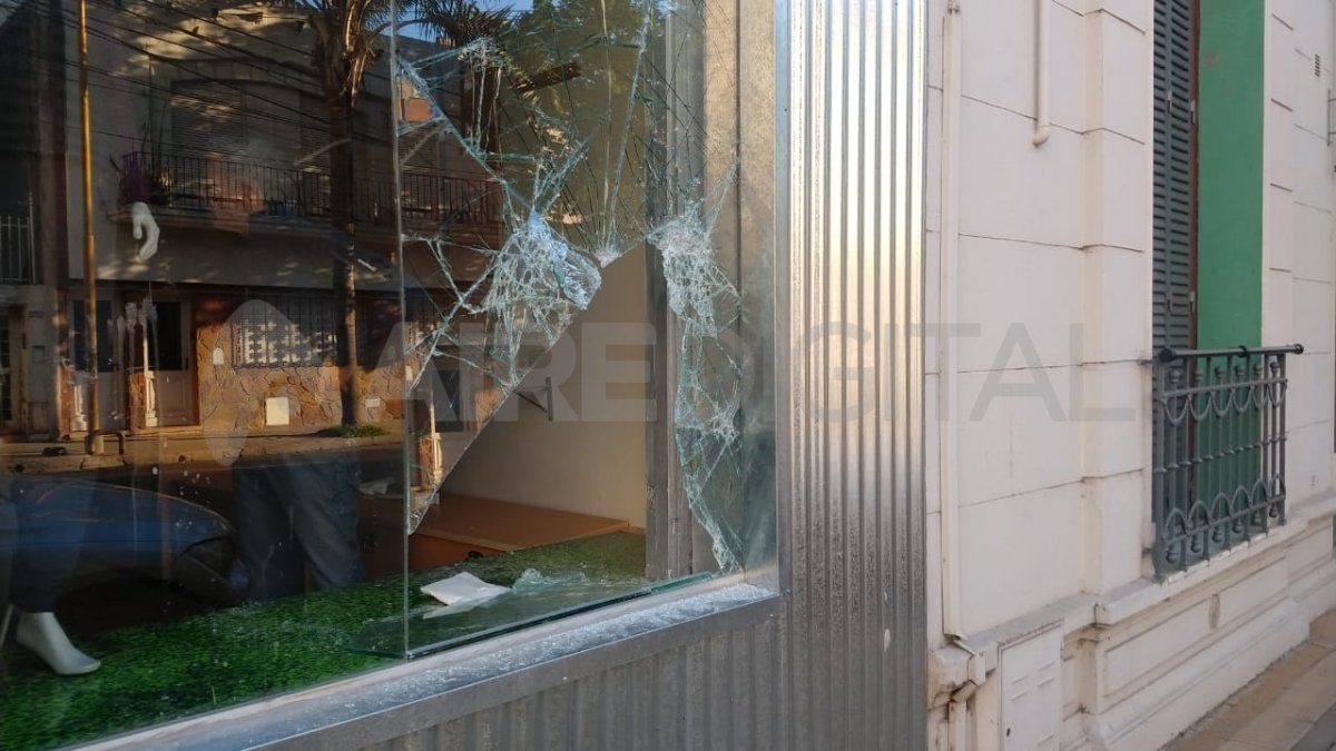 Rompieron la vidriera y robaron en un comercio de ropa ubicado en Suipacha 3000.