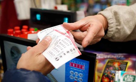 Compra por primera vez en su vida un boleto de lotería y gana 35 millones de dólares Compra por primera vez en su vida un boleto de lotería y gana 35 millones de dólares