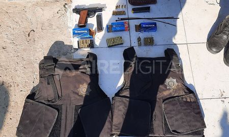 Algunos de los elementos secuestrados en los allanamientos: dos chalecos balísticos, un arma 9 mm y varias municiones. También se encontró marihuana y cocaína Algunos de los elementos secuestrados en los allanamientos: dos chalecos balísticos, un arma 9 mm y varias municiones. También se encontró marihuana y cocaína