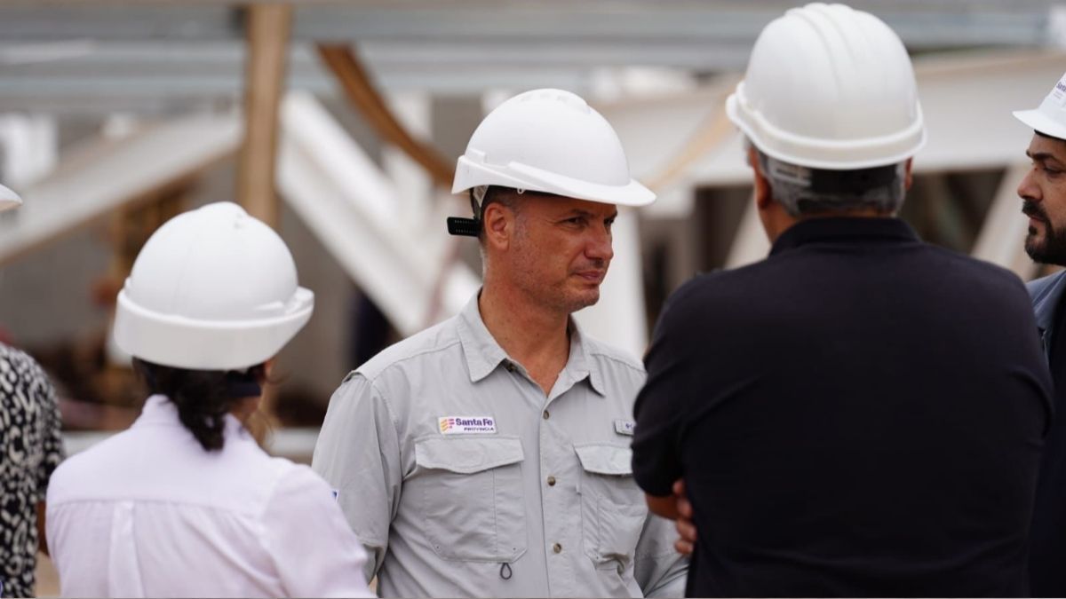 El ministro de Obras Públicas, Lisandro Enrico, dijo que con estas obras de arquitectura deportiva se apunta a que "la provincia de Santa Fe se convierta en la capital nacional del deporte". El ministro de Obras Públicas, Lisandro Enrico, dijo que con estas obras de arquitectura deportiva se apunta a que "la provincia de Santa Fe se convierta en la capital nacional del deporte".