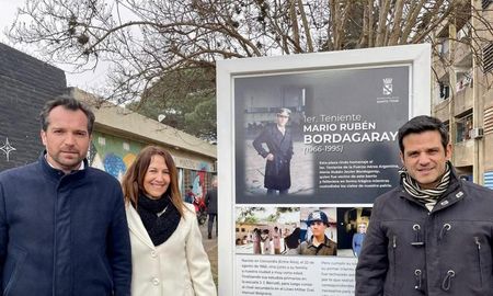 El intendente Miguel Weiss Ackerley junto a los hermanos del Primer Teniente colocaron una ofrenda floral en el memorial y se realizó un minuto de silencio en su memoria y honor. El intendente Miguel Weiss Ackerley junto a los hermanos del Primer Teniente colocaron una ofrenda floral en el memorial y se realizó un minuto de silencio en su memoria y honor.