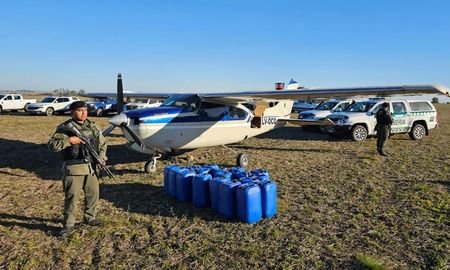 Gendarmería interceptó la aeronave con más de 300 kilos de cocaína en un campo de Villa Eloísa. Gendarmería interceptó la aeronave con más de 300 kilos de cocaína en un campo de Villa Eloísa.