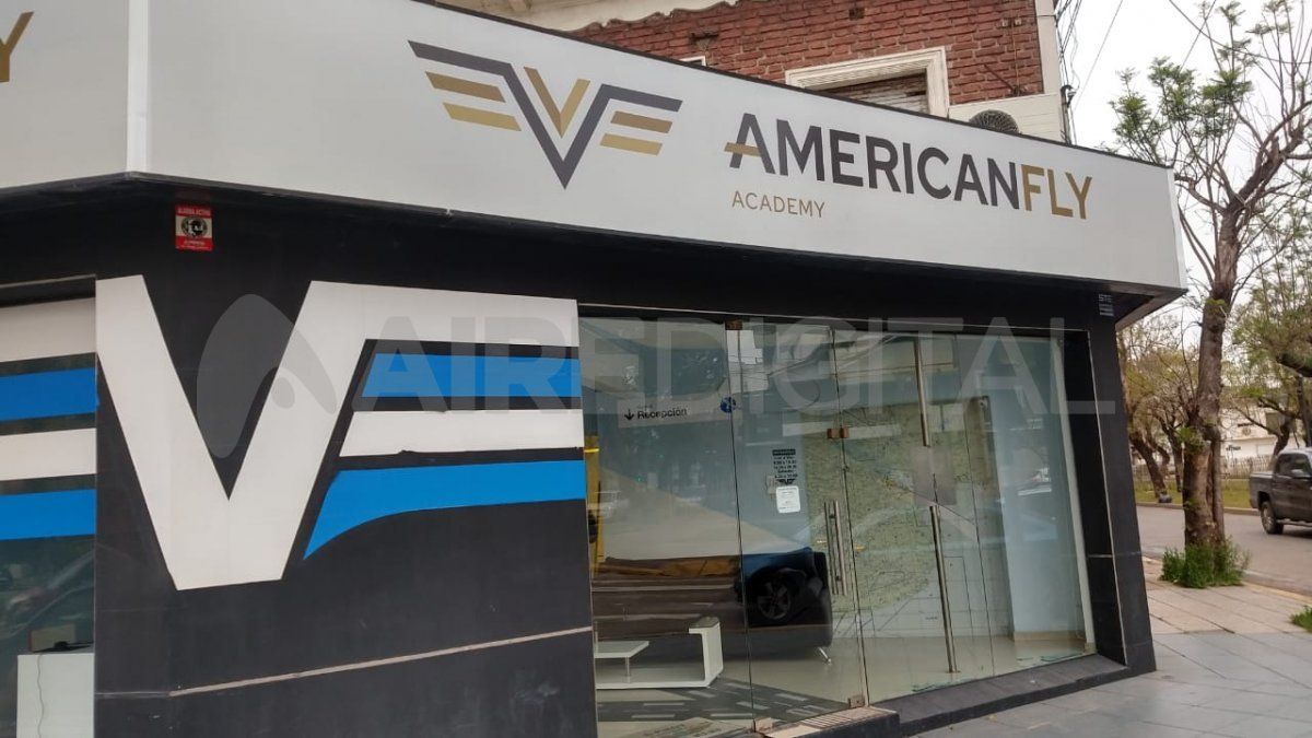 Academia de vuelo: rompieron la vidriera y robaron una computadora. Todo ocurrió en menos de un minuto.