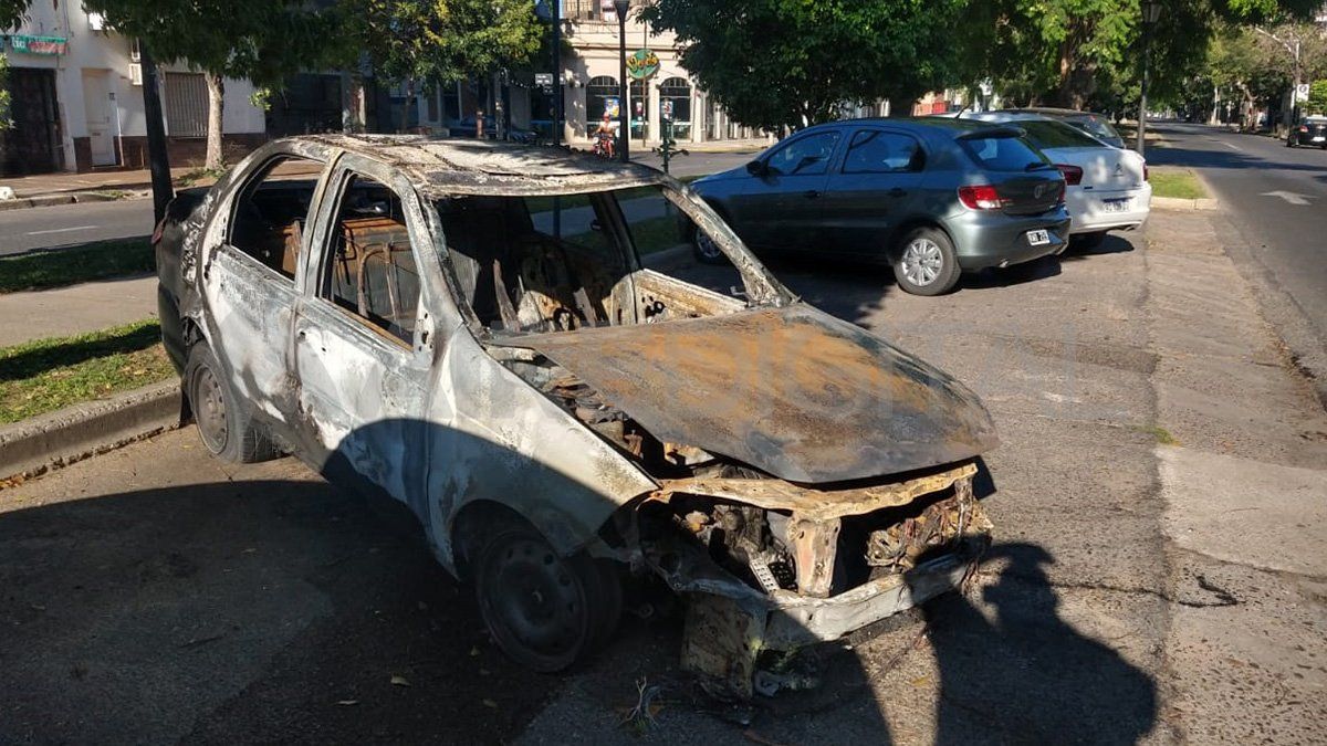 Un taxi se prendió fuego en pleno bulevar