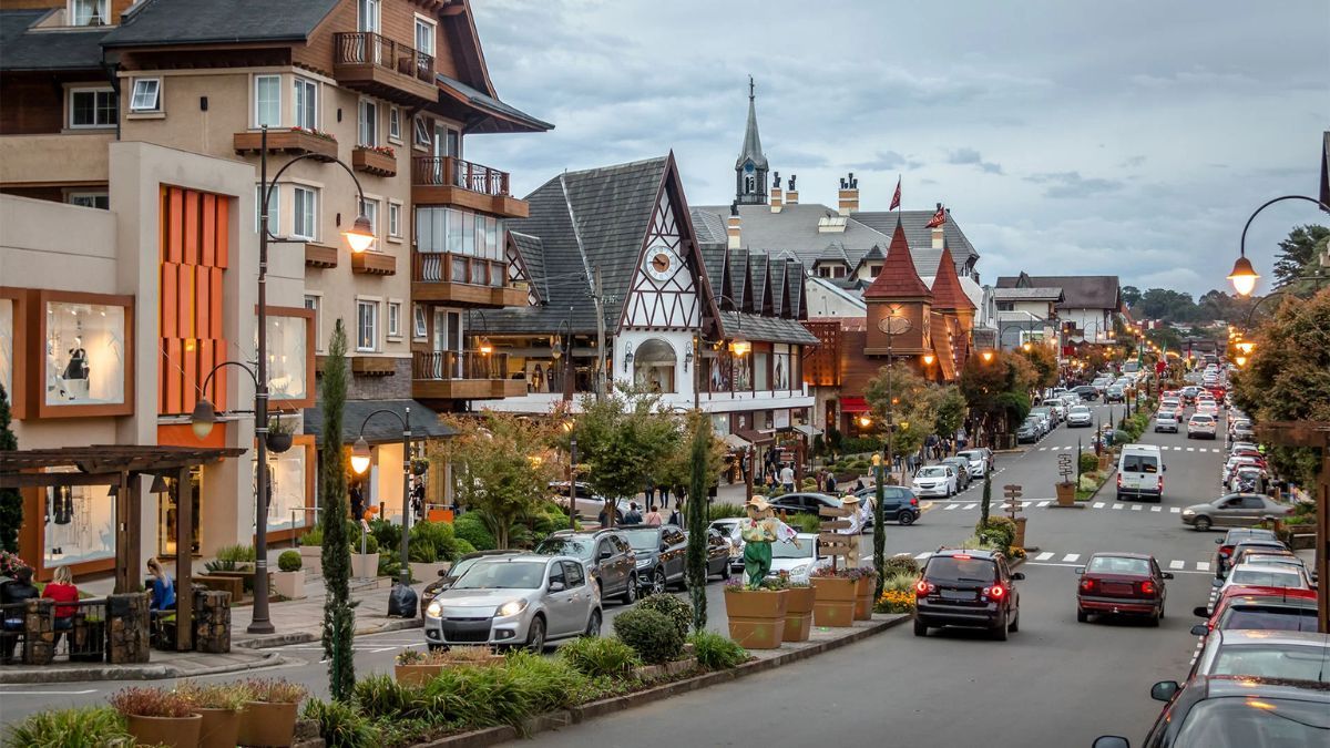 La arquitectura colonial de Gramado responde a un estricto código de edificación que busca preservar la estética europea original de los primeros inmigrantes.