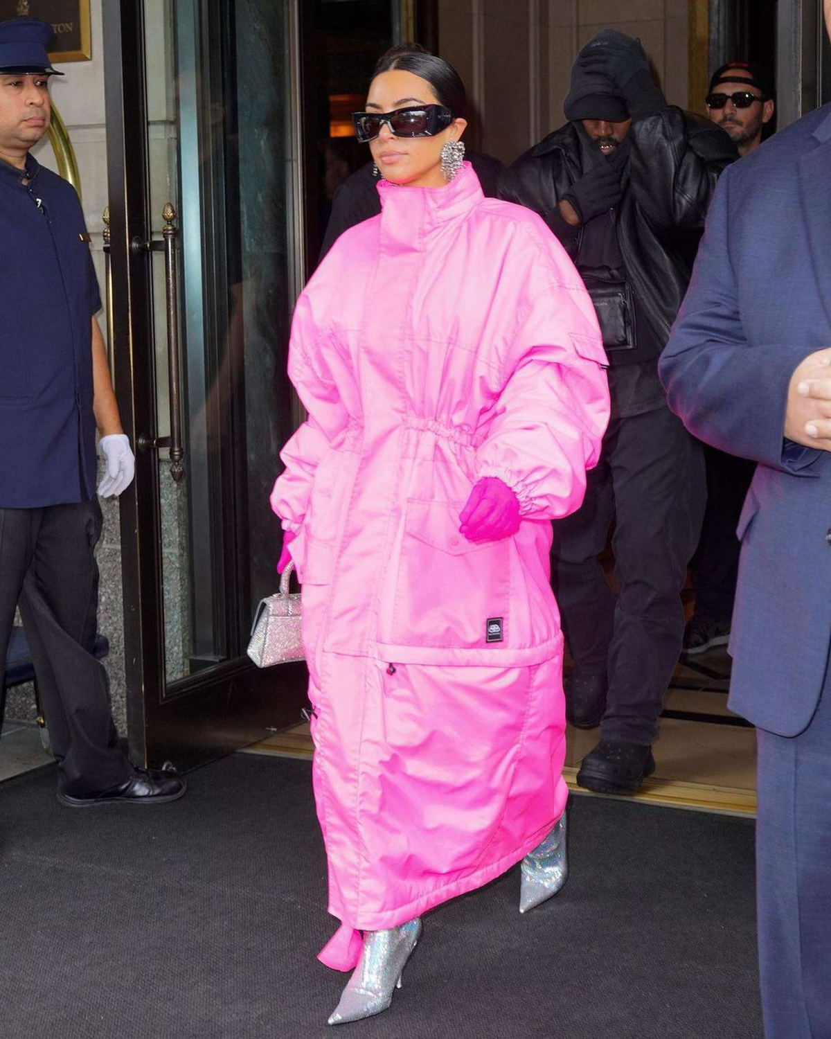 El llamativo look de Kim Kardashian de camino a un programa de TV: campera XL, accesorios plateados y guantes. 