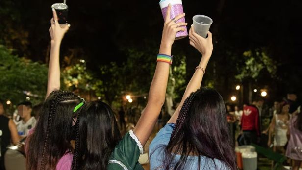 Carlos Damin reveló en AIRE que el 75% de los estudiantes de colegios secundarios consume alcohol. Carlos Damin reveló en AIRE que el 75% de los estudiantes de colegios secundarios consume alcohol.