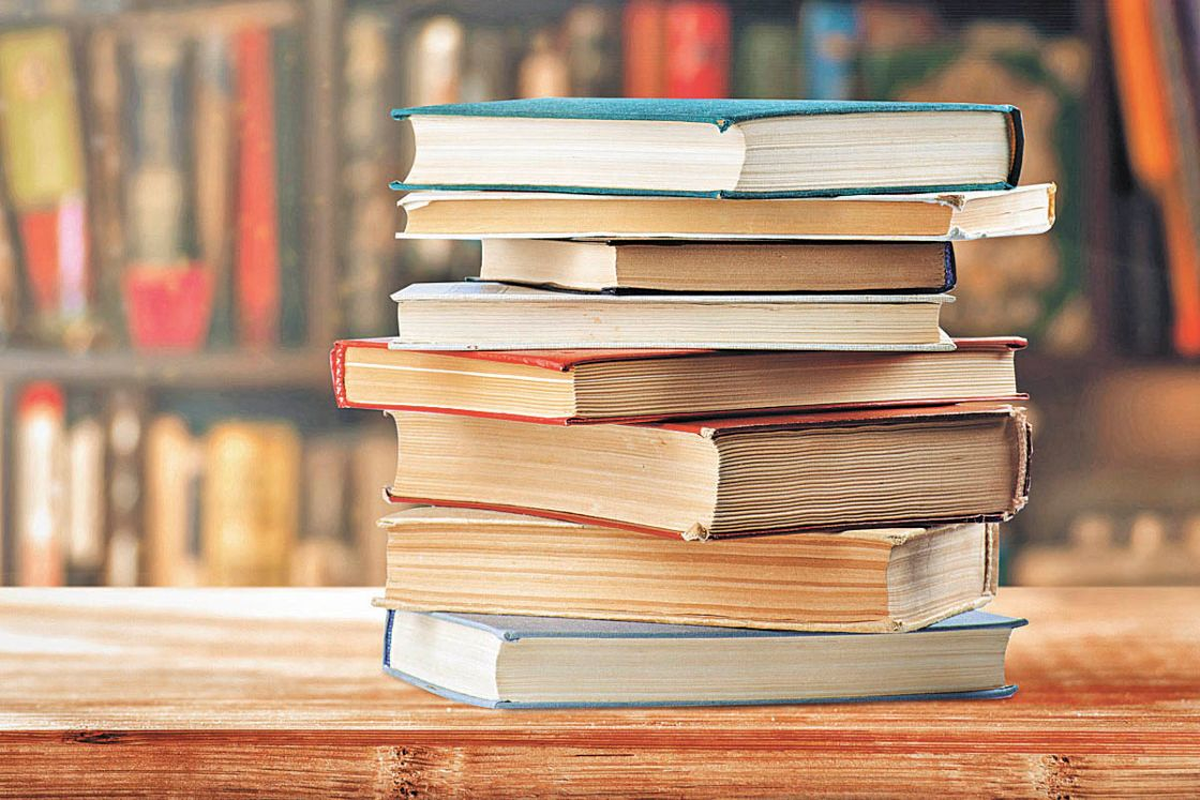 The New York Times presentó su lista de los mejores 100 libros en lo que va del siglo XXI. The New York Times presentó su lista de los mejores 100 libros en lo que va del siglo XXI.