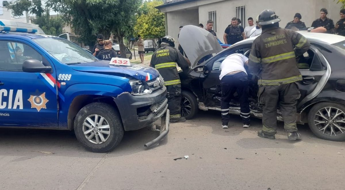 Policías y Bomberos Zapadores tras el accidente vehicular.&nbsp;