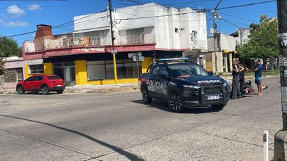 Accidente entre una moto y un auto en Santa Fe: un motociclista fue trasladado por el 107