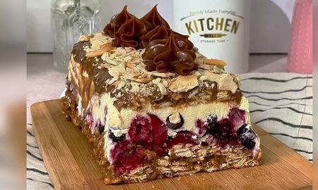 Utilizar dulce de leche repostero garantiza que la estructura de la torta se mantenga firme y no se desmorone al momento del corte. Utilizar dulce de leche repostero garantiza que la estructura de la torta se mantenga firme y no se desmorone al momento del corte.