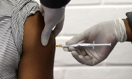 Se fue a vacunar con un brazo de mentira para poder obtener el pase sanitario