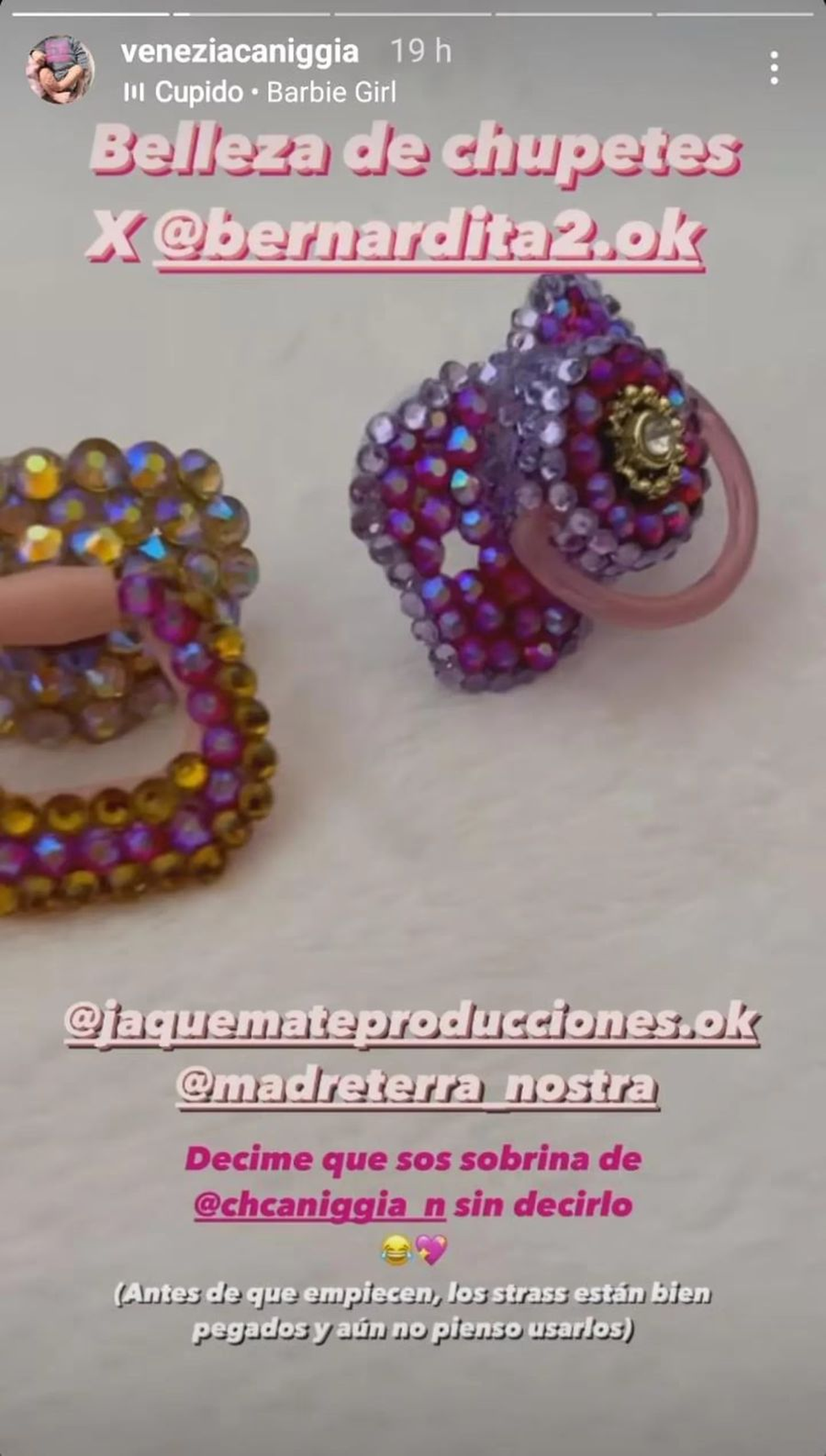 Los extravagantes chupetes de Venezia, la hija de Alex Caniggia y Melody Luz. Los extravagantes chupetes de Venezia, la hija de Alex Caniggia y Melody Luz.