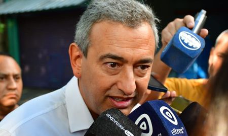 El intendente de Rosario, Pablo Javkin, sospecha que hubo complicidad de las fuerzas de seguridad en el ataque al supermercado del padre de Antonela Roccuzzo. El intendente de Rosario, Pablo Javkin, sospecha que hubo complicidad de las fuerzas de seguridad en el ataque al supermercado del padre de Antonela Roccuzzo.