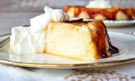 Cómo preparar el clásico flan casero con crema chantilly Cómo preparar el clásico flan casero con crema chantilly