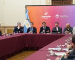 Este jueves hubo una reunión con las diferentes partes involucradas, encabezada por el gobernador Pullaro, en la que dijo que se busca “resolver un problema de 30 años” y que debe hacerse “por consenso, no a los apurones y sin las conversaciones que se necesitan”. Este jueves hubo una reunión con las diferentes partes involucradas, encabezada por el gobernador Pullaro, en la que dijo que se busca “resolver un problema de 30 años” y que debe hacerse “por consenso, no a los apurones y sin las conversaciones que se necesitan”.