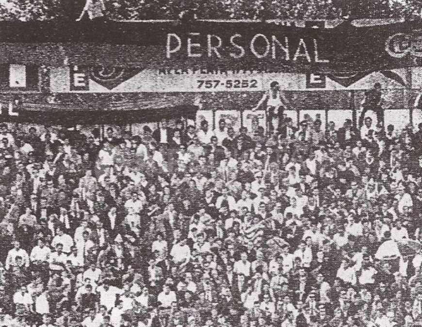 La hinchada sabalera en cancha de Atlanta La hinchada sabalera en cancha de Atlanta