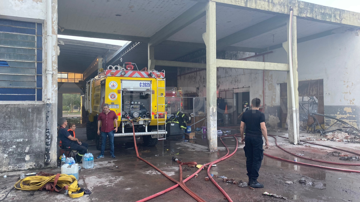 Desde el jueves a la tarde trabajaron en el lugar cuatro dotaciones de bomberos Zapadores, tres dotaciones de bomberos de Las Flores, además se solicitó la colaboración de las agrupaciones de Esperanza y de San Jerónimo del Sauce para que asistan con camiones cisternas.